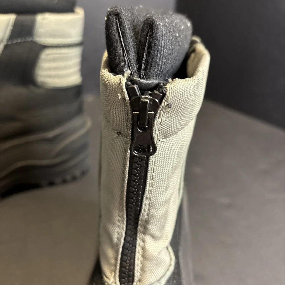 Itasca Youth Snow Boots Size 5 Gray/black
